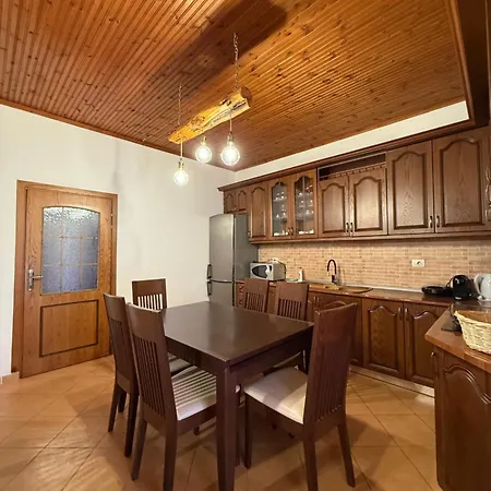 Villa Xhoni House *